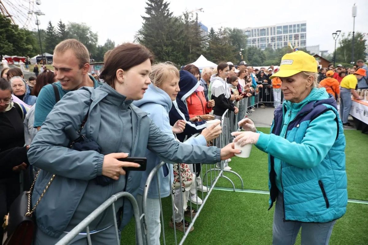 Новый гастрорекорд установили сегодня на международном фестивале «В Сибири — есть!», который проходит с 10 по 12 июля на Михайловской набережной Новый гастрорекорд установили сегодня на международном фестивале «В Сибири — есть!», который проходит с 10 по 12 июля на Михайловской набережной