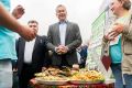 Губернатор Травников рассказал рецепт рыбного пирога на фестивале "В Сибири Есть!"