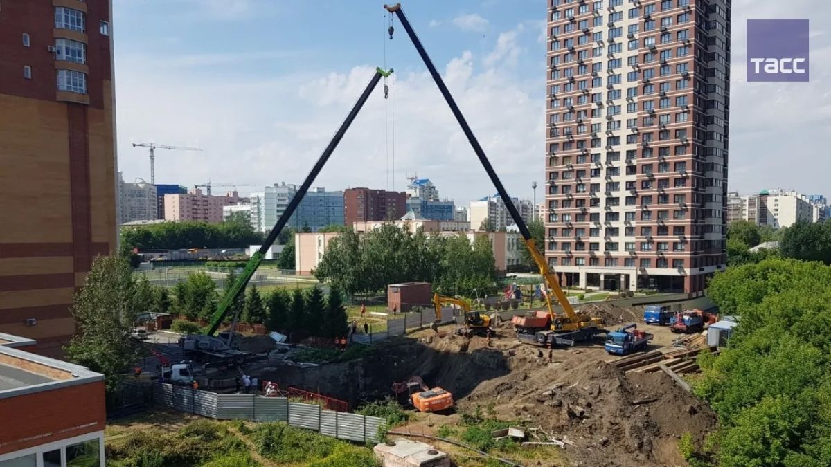 Крупная яма, которая образовалась из-за обвала грунта, не представляет опасности для расположенного поблизости многоквартирного дома на улице Горский микрорайон, 10 в Новосибирске Крупная яма, которая образовалась из-за обвала грунта, не представляет опасности для расположенного поблизости многоквартирного дома на улице Горский микрорайон, 10 в Новосибирске