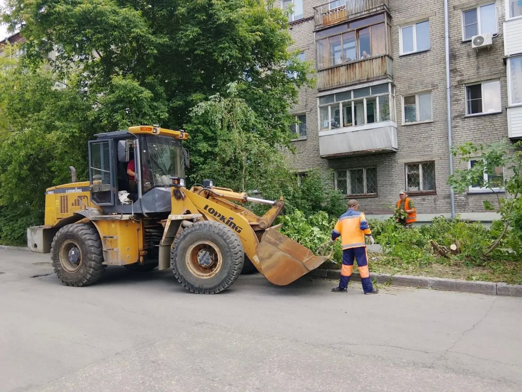 За неделю (с 13 по 19 июля) с магистралей и улиц Новосибирска вывезли 1 890 кубометров мусора и 1 989 тонн смета и грязи За неделю (с 13 по 19 июля) с магистралей и улиц Новосибирска вывезли 1 890 кубометров мусора и 1 989 тонн смета и грязи