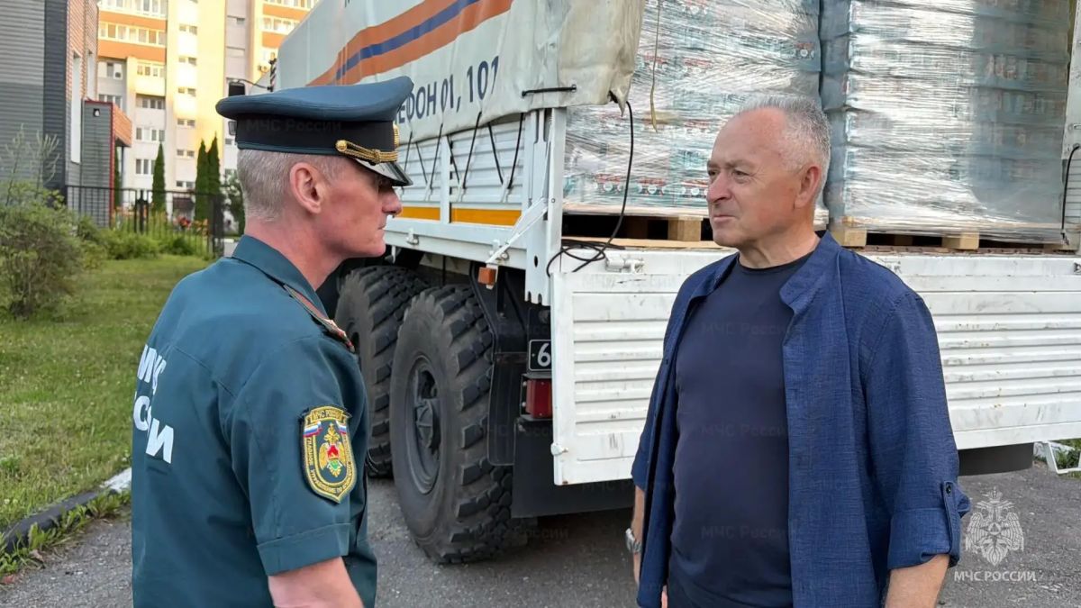 Сотрудники МЧС России из Новосибирской области доставили гуманитарную помощь детям приграничья Сотрудники МЧС России из Новосибирской области доставили гуманитарную помощь детям приграничья