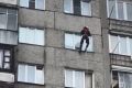 Новосибирские спасатели влезли в окно пенсионерки и открыли скорой