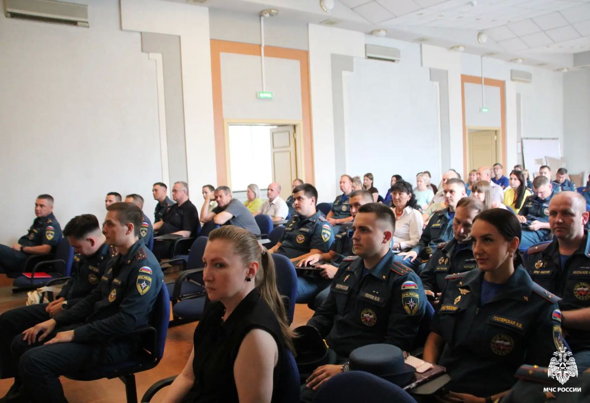 Представители Российского общества «Знание» провели лекции для сотрудников МЧС России Представители Российского общества «Знание» провели лекции для сотрудников МЧС России