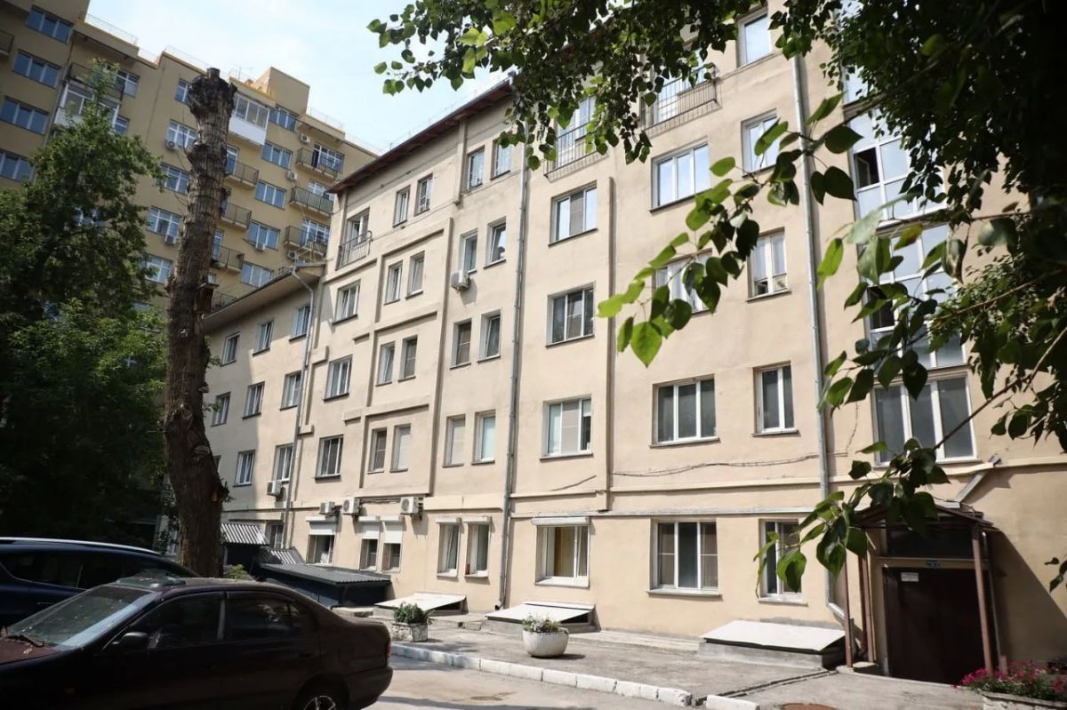 Очень странные дома: как 4-этажки в центре Новосибирска обросли мансардами Очень странные дома: как 4-этажки в центре Новосибирска обросли мансардами