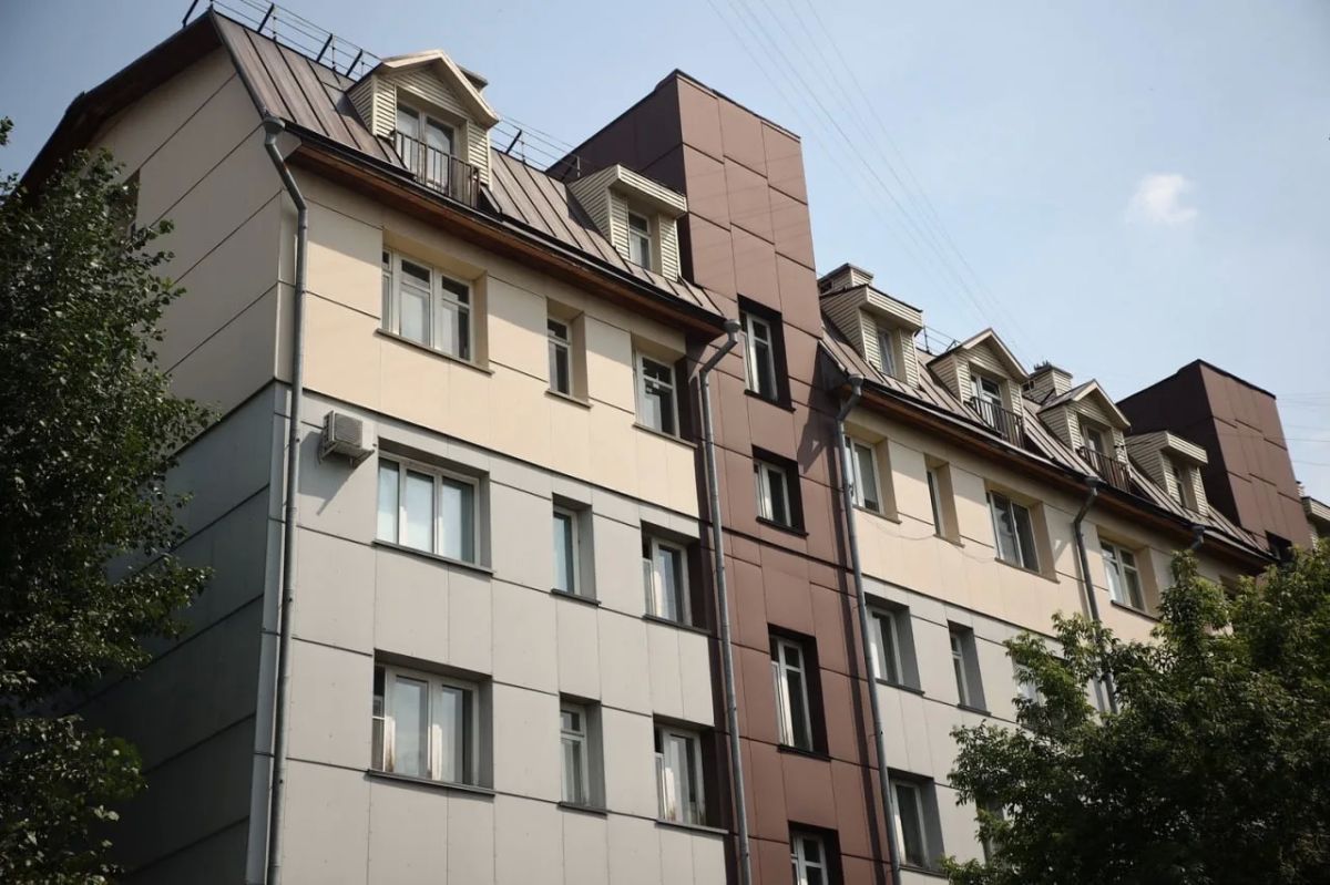 Очень странные дома: как 4-этажки в центре Новосибирска обросли мансардами Очень странные дома: как 4-этажки в центре Новосибирска обросли мансардами