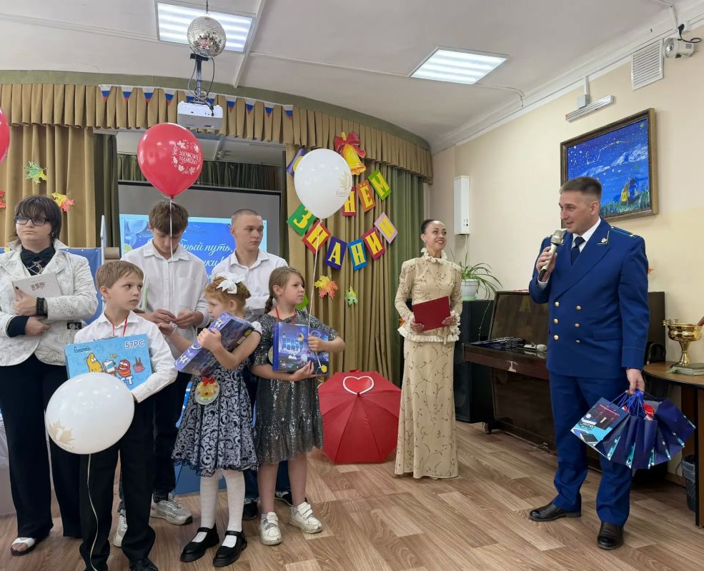 В преддверии Дня знаний работники Западно-Сибирской транспортной прокуратуры посетили торжественное мероприятие в подшефном учреждении В преддверии Дня знаний работники Западно-Сибирской транспортной прокуратуры посетили торжественное мероприятие в подшефном учреждении