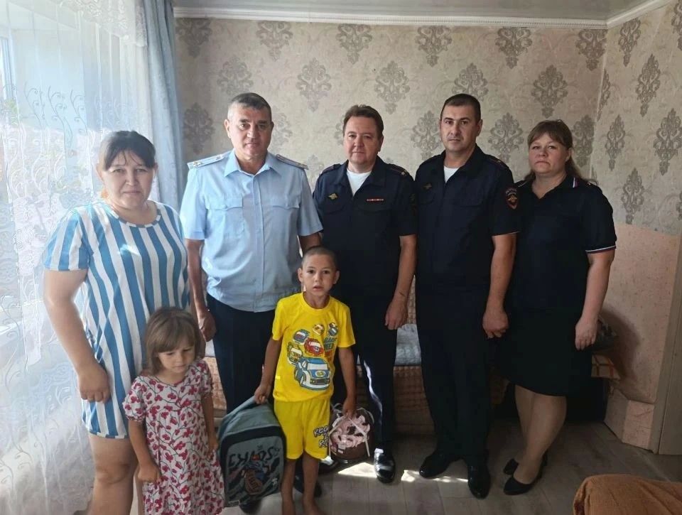 В преддверии Дня знаний руководство и сотрудники Межмуниципального отдела МВД России «Куйбышевский» приняли участие в ежегодной благотворительной акции «Помоги пойти учиться» В преддверии Дня знаний руководство и сотрудники Межмуниципального отдела МВД России «Куйбышевский» приняли участие в ежегодной благотворительной акции «Помоги пойти учиться»