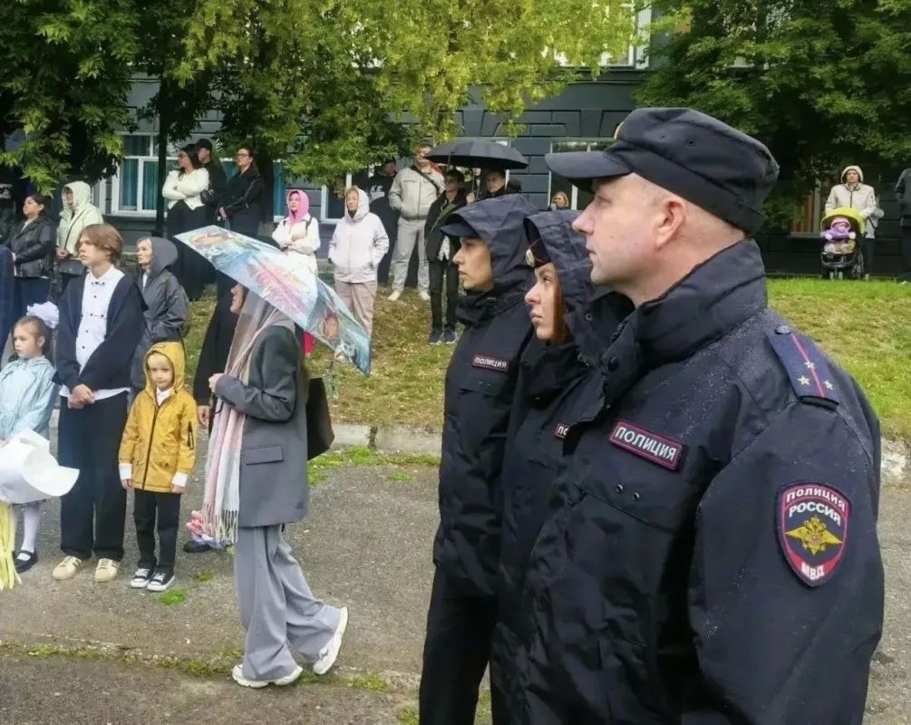 Сотрудники транспортной полиции Новосибирска поздравили школьников с Днем знаний Сотрудники транспортной полиции Новосибирска поздравили школьников с Днем знаний