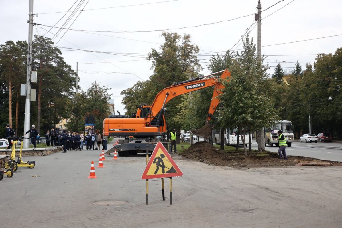 Ковёр для липовой аллеи: 1,3 километра газонов обновляют на Богдашке Ковёр для липовой аллеи: 1,3 километра газонов обновляют на Богдашке