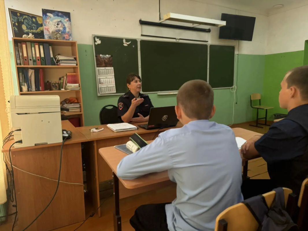 Безопасная дорога в школу: инспектор Госавтоинспекции провела занятие для ребят Большевистской школы Безопасная дорога в школу: инспектор Госавтоинспекции провела занятие для ребят Большевистской школы