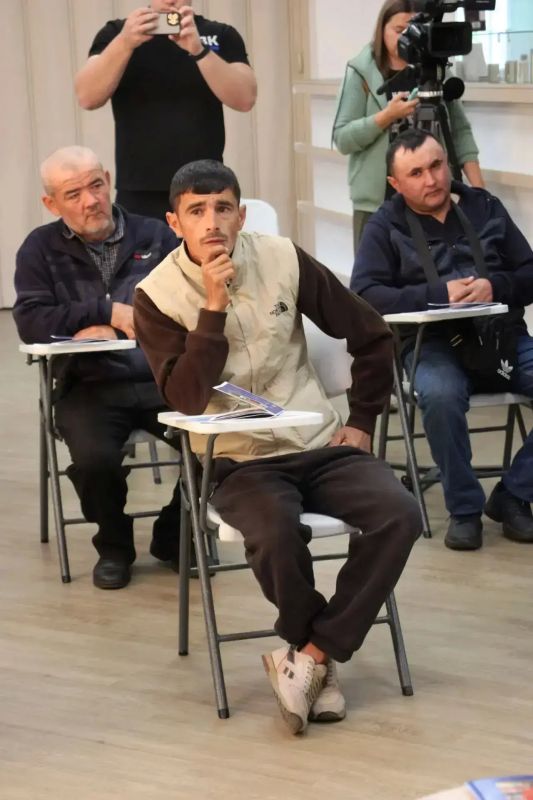 В Бердске сотрудники полиции провели информационную встречу для иностранных граждан В Бердске сотрудники полиции провели информационную встречу для иностранных граждан