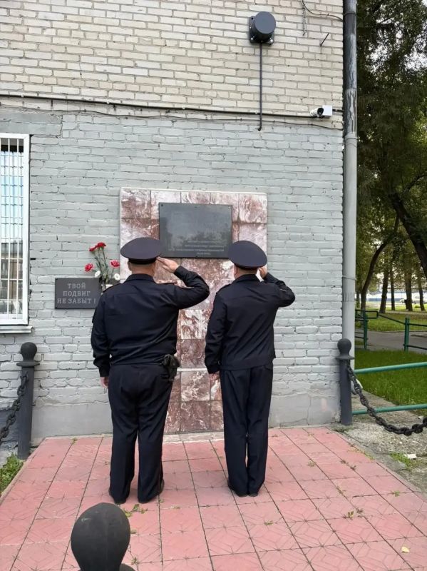 Сотрудники отдела полиции №9 «Первомайский» почтили память Героя России Леонида Русских Сотрудники отдела полиции №9 «Первомайский» почтили память Героя России Леонида Русских