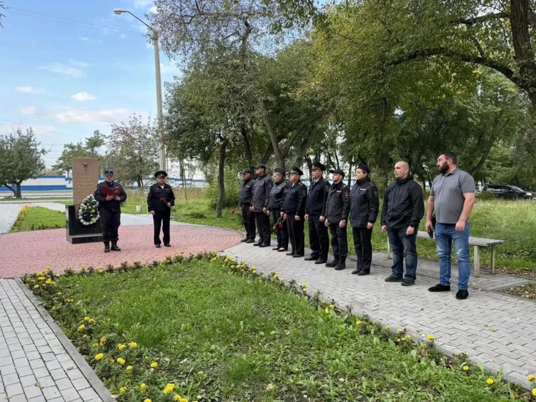 Сотрудники отдела полиции №9 «Первомайский» почтили память Героя России Леонида Русских Сотрудники отдела полиции №9 «Первомайский» почтили память Героя России Леонида Русских