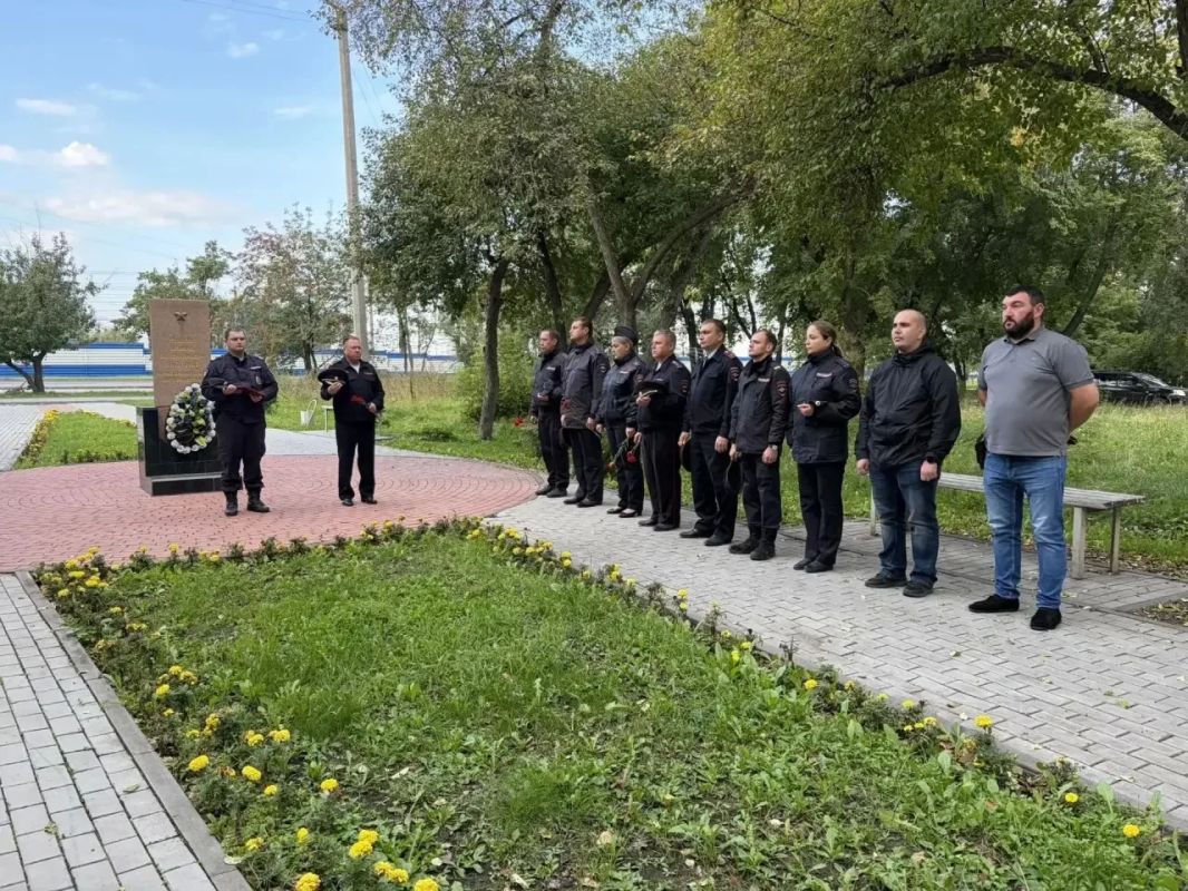 Сотрудники отдела полиции №9 «Первомайский» почтили память Героя России Леонида Русских Сотрудники отдела полиции №9 «Первомайский» почтили память Героя России Леонида Русских