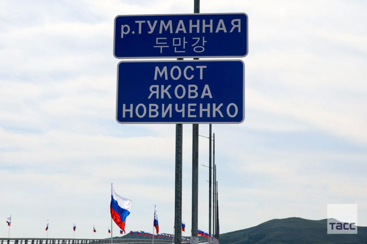 "Запорожец" красноармейца Якова Новиченко, чьим именем назван мост через реку Туманная из РФ в КНДР, возглавил колонну автомобилей во время открытия переправы, передает корреспондент ТАСС "Запорожец" красноармейца Якова Новиченко, чьим именем назван мост через реку Туманная из РФ в КНДР, возглавил колонну автомобилей во время открытия переправы, передает корреспондент ТАСС