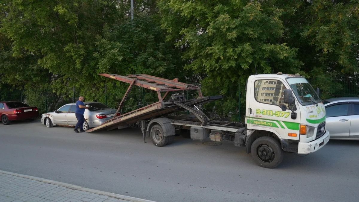 В Кировском районе с улиц Немировича-Данченко и Ватутина убрали брошенные машины В Кировском районе с улиц Немировича-Данченко и Ватутина убрали брошенные машины