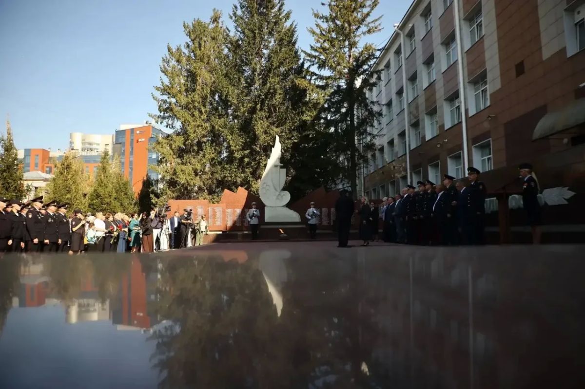 Максим Кудрявцев: В Новосибирске открыта аллея памяти сотрудников органов внутренних дел, погибших при исполнении служебного долга Максим Кудрявцев: В Новосибирске открыта аллея памяти сотрудников органов внутренних дел, погибших при исполнении служебного долга