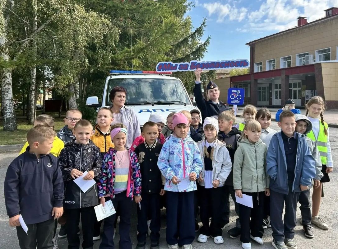 На главной площади г. Болотное состоялось познавательное мероприятие «Город профессий», участниками которого стали первоклассники На главной площади г. Болотное состоялось познавательное мероприятие «Город профессий», участниками которого стали первоклассники