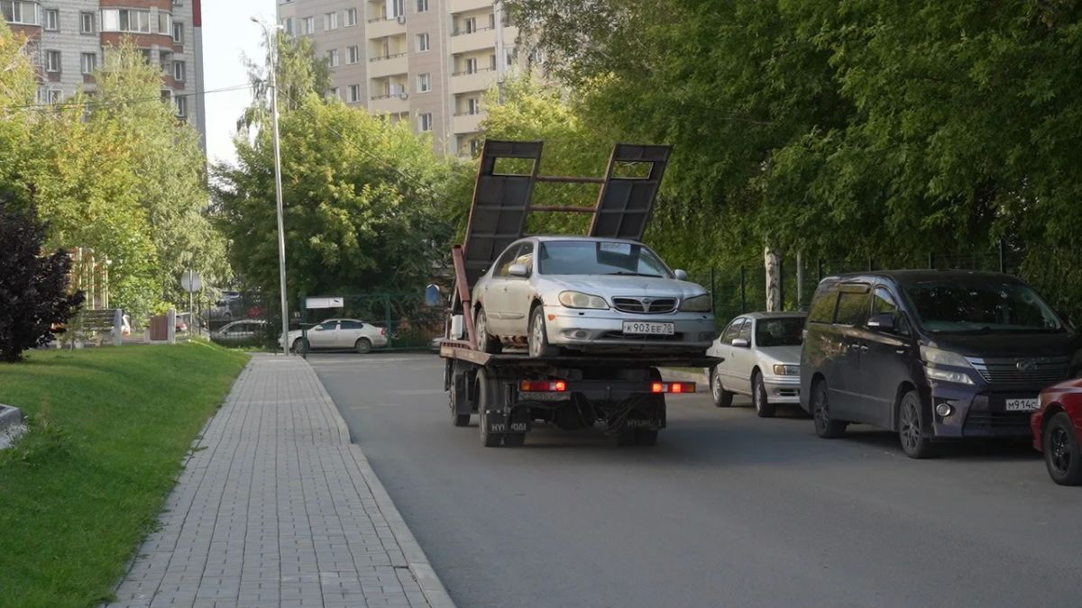 В Кировском районе с улиц Немировича-Данченко и Ватутина убрали брошенные машины В Кировском районе с улиц Немировича-Данченко и Ватутина убрали брошенные машины