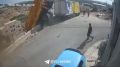Водитель выпрыгнул из грузовика за секунду до падения с обрыва
