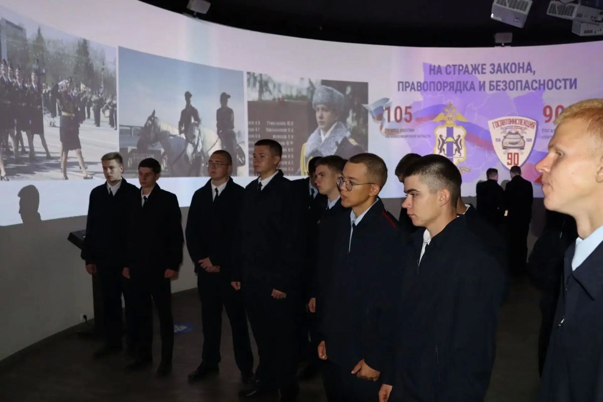 Студенты Новосибирского кооперативного техникума имени А. Н. Косыгина продолжают знакомиться с историей регионального Главка МВД и Госавтоинспекции, посещая интерактивную выставку «На страже закона, правопорядка и... Студенты Новосибирского кооперативного техникума имени А. Н. Косыгина продолжают знакомиться с историей регионального Главка МВД и Госавтоинспекции, посещая интерактивную выставку «На страже закона, правопорядка и...