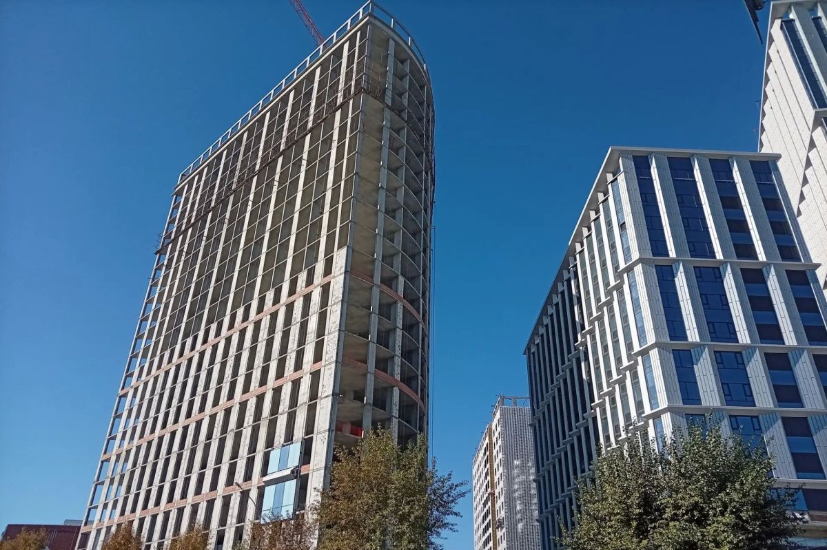 95-метровую башню подняли на проектную высоту на площади Маркса 95-метровую башню подняли на проектную высоту на площади Маркса