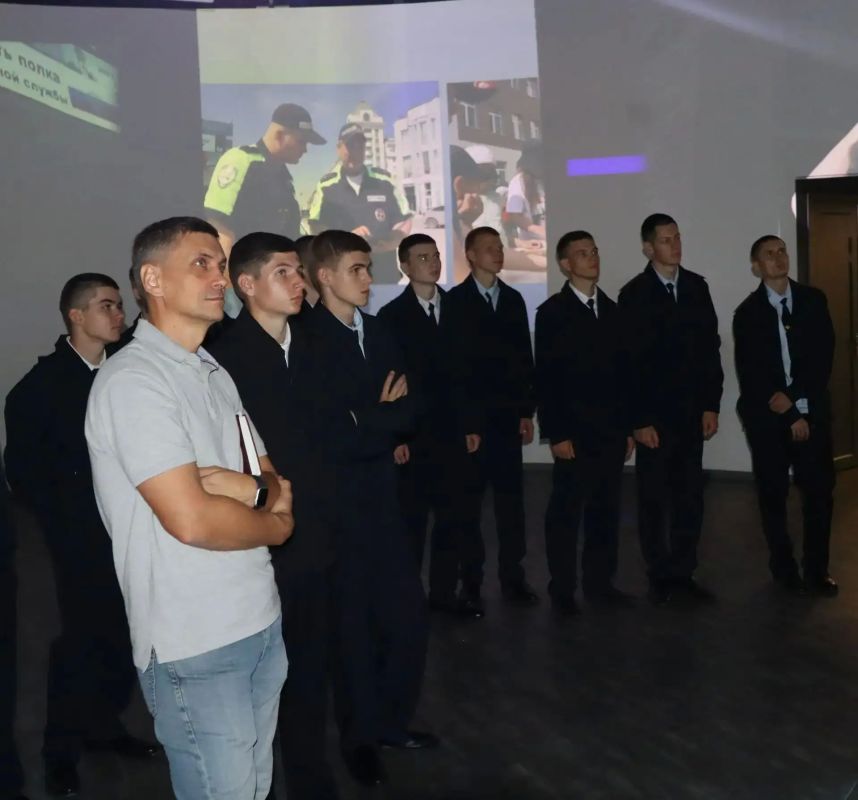 Студенты Новосибирского кооперативного техникума имени А. Н. Косыгина продолжают знакомиться с историей регионального Главка МВД и Госавтоинспекции, посещая интерактивную выставку «На страже закона, правопорядка и... Студенты Новосибирского кооперативного техникума имени А. Н. Косыгина продолжают знакомиться с историей регионального Главка МВД и Госавтоинспекции, посещая интерактивную выставку «На страже закона, правопорядка и...