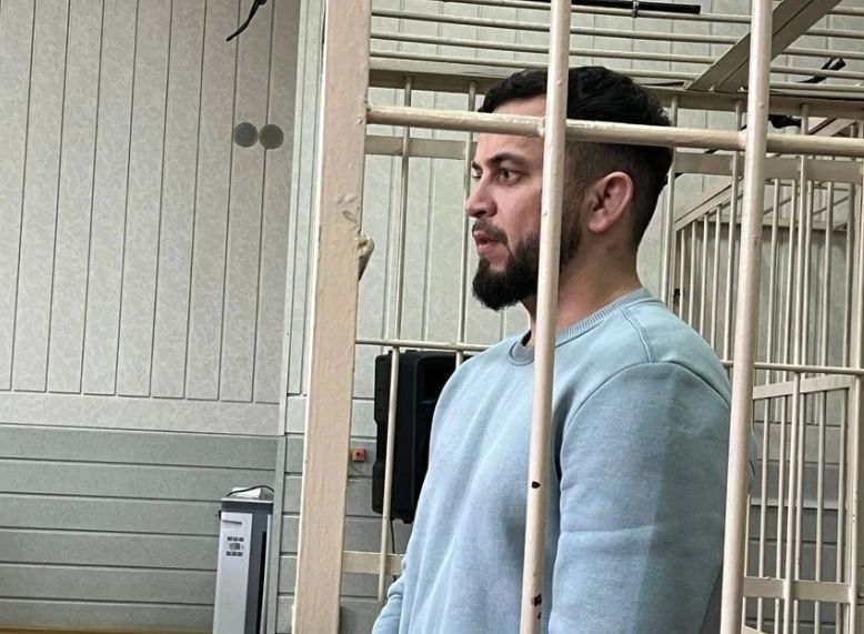 Боец ММА, осужденный на 23 года за убийство женщины и ее пятилетней дочери в Новосибирске, умер