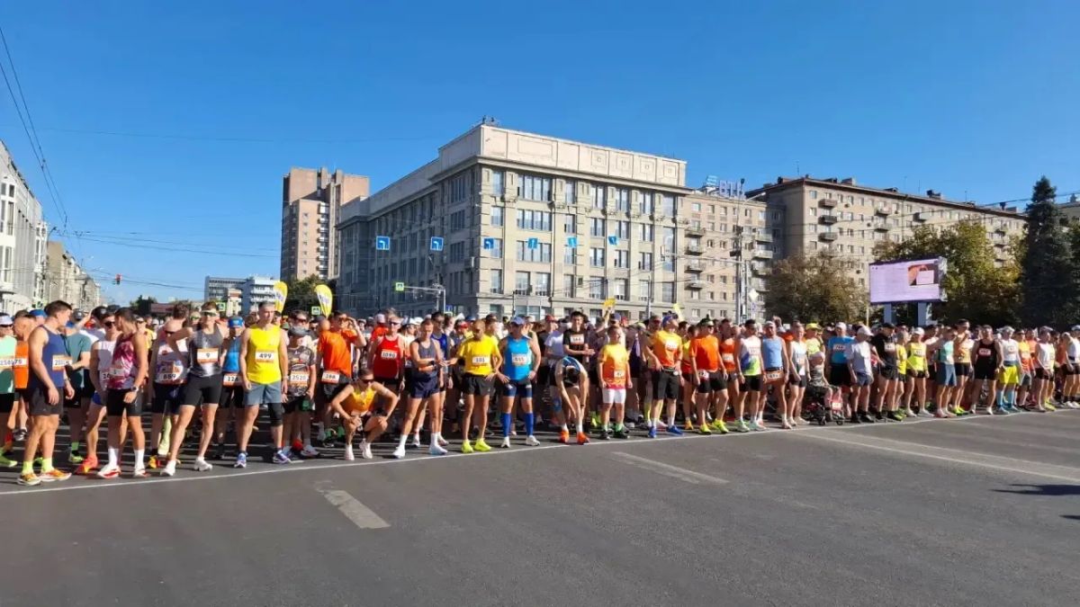Более 15 тысяч бегунов объединил Сибирский фестиваль бега на площади Ленина Более 15 тысяч бегунов объединил Сибирский фестиваль бега на площади Ленина