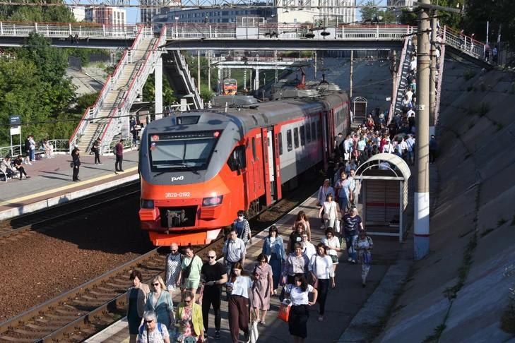 С 14 сентября 2026 года пассажиры новосибирских пригородных электропоездов, имеющие региональную льготу на проезд, могут оформить разовый билет по микропроцессорной пластиковой карте «Социальной карта»