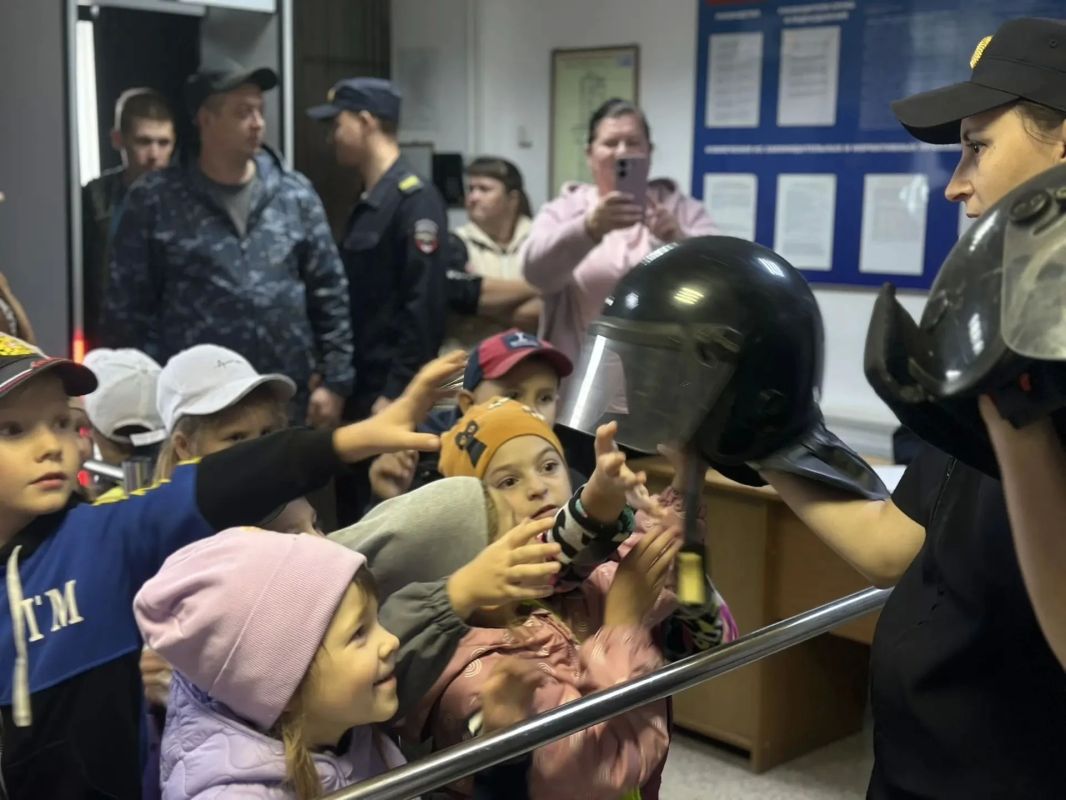 Экскурсия в мир безопасности: юные воспитанники детского сада №2 познакомились с работой полиции Экскурсия в мир безопасности: юные воспитанники детского сада №2 познакомились с работой полиции