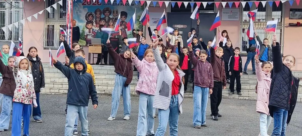В атмосфере настоящего праздника и торжественности участники программы «Орлята России» посетили избирательные участки, которые располагаются на территории школ нашего региона В атмосфере настоящего праздника и торжественности участники программы «Орлята России» посетили избирательные участки, которые располагаются на территории школ нашего региона