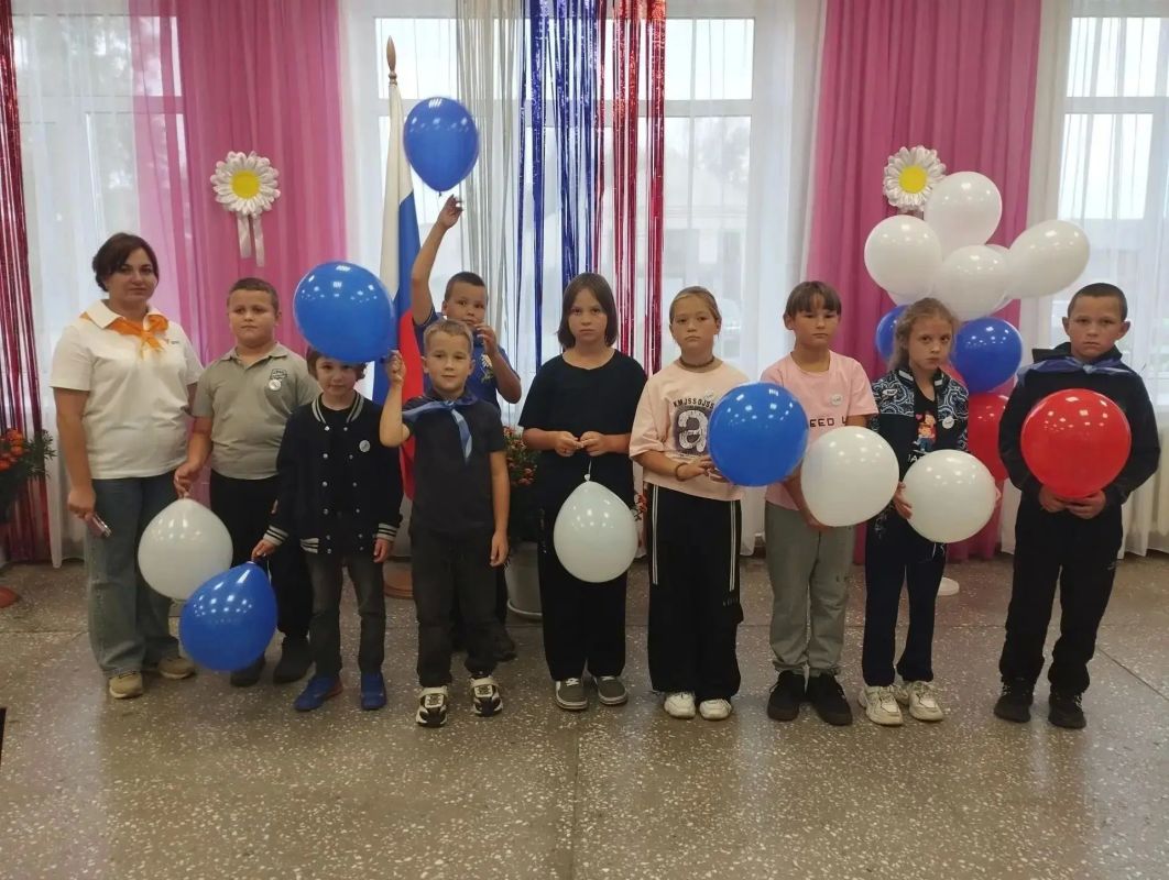 В атмосфере настоящего праздника и торжественности участники программы «Орлята России» посетили избирательные участки, которые располагаются на территории школ нашего региона В атмосфере настоящего праздника и торжественности участники программы «Орлята России» посетили избирательные участки, которые располагаются на территории школ нашего региона