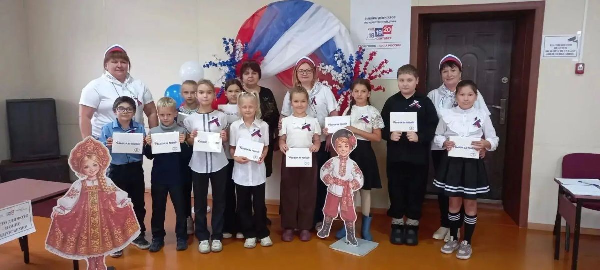 В атмосфере настоящего праздника и торжественности участники программы «Орлята России» посетили избирательные участки, которые располагаются на территории школ нашего региона В атмосфере настоящего праздника и торжественности участники программы «Орлята России» посетили избирательные участки, которые располагаются на территории школ нашего региона