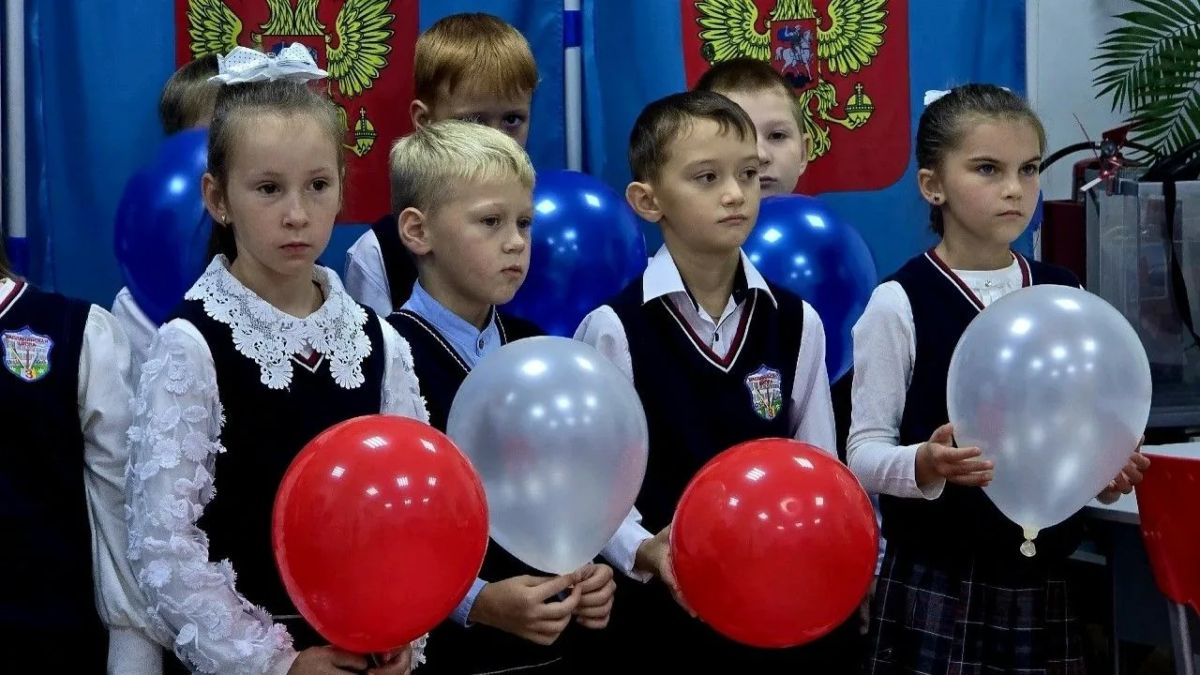 В атмосфере настоящего праздника и торжественности участники программы «Орлята России» посетили избирательные участки, которые располагаются на территории школ нашего региона В атмосфере настоящего праздника и торжественности участники программы «Орлята России» посетили избирательные участки, которые располагаются на территории школ нашего региона