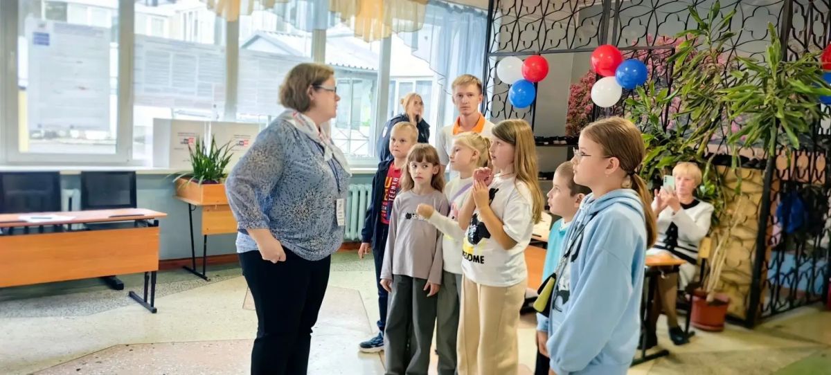В атмосфере настоящего праздника и торжественности участники программы «Орлята России» посетили избирательные участки, которые располагаются на территории школ нашего региона В атмосфере настоящего праздника и торжественности участники программы «Орлята России» посетили избирательные участки, которые располагаются на территории школ нашего региона