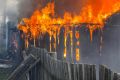 "Вылил на себя ведро воды и бросился в огонь": под Новосибирском прохожий спас двухмесячного ребенка из горящего дома