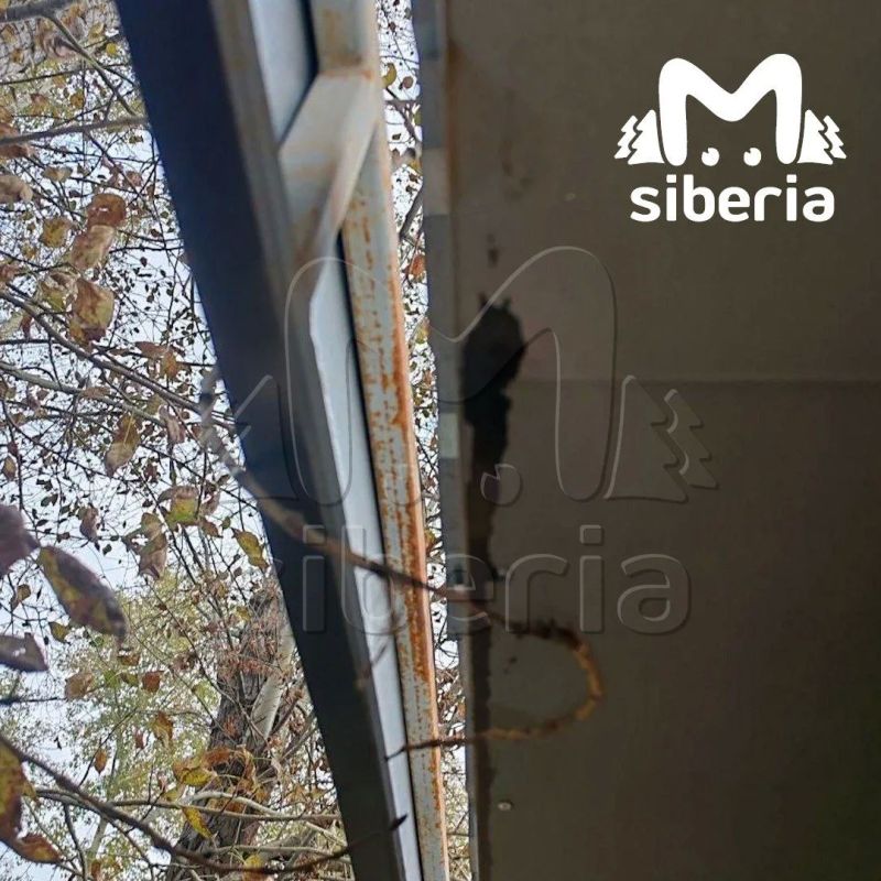 Ржавый павильон поставили на остановке "Дом молодёжи "Маяк" в Новосибирске Ржавый павильон поставили на остановке "Дом молодёжи "Маяк" в Новосибирске