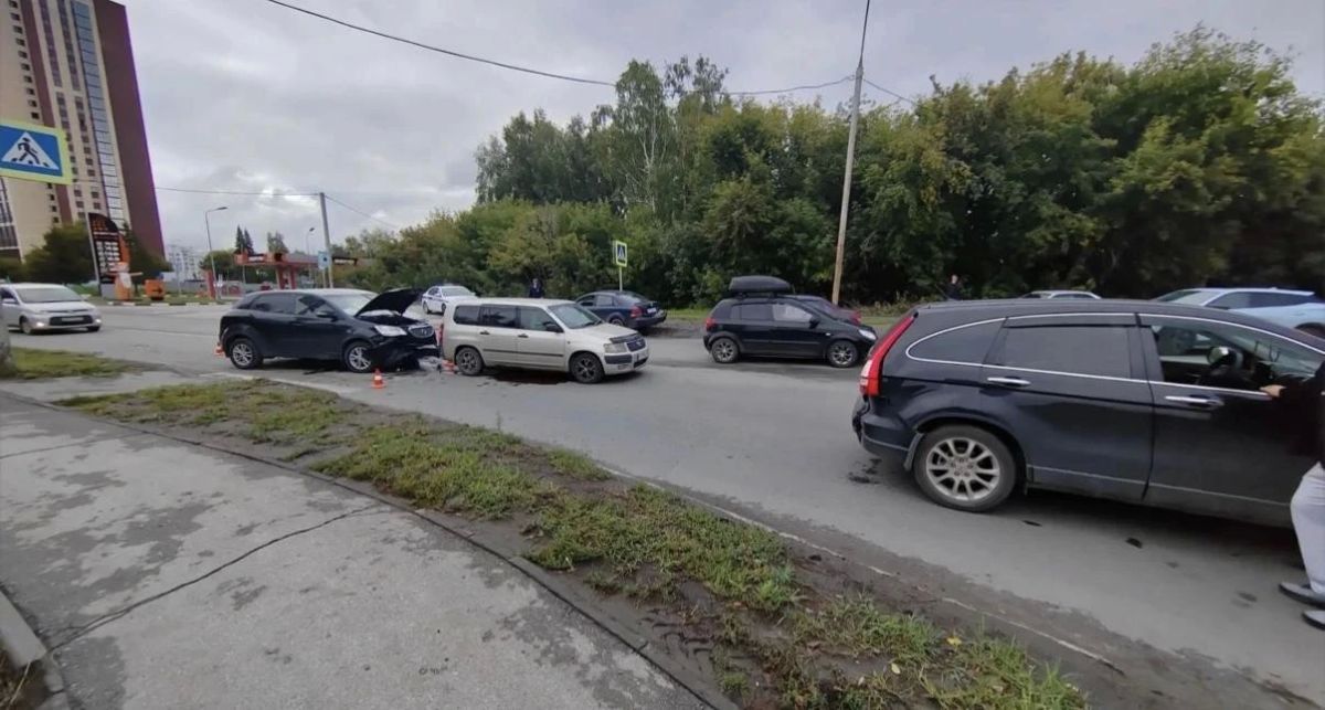 В Новосибирске водитель потерял сознание за рулем и устроил массовое ДТП В Новосибирске водитель потерял сознание за рулем и устроил массовое ДТП