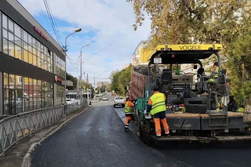 В износостойкий асфальт одели улицу Ветковскую в Новосибирске В износостойкий асфальт одели улицу Ветковскую в Новосибирске
