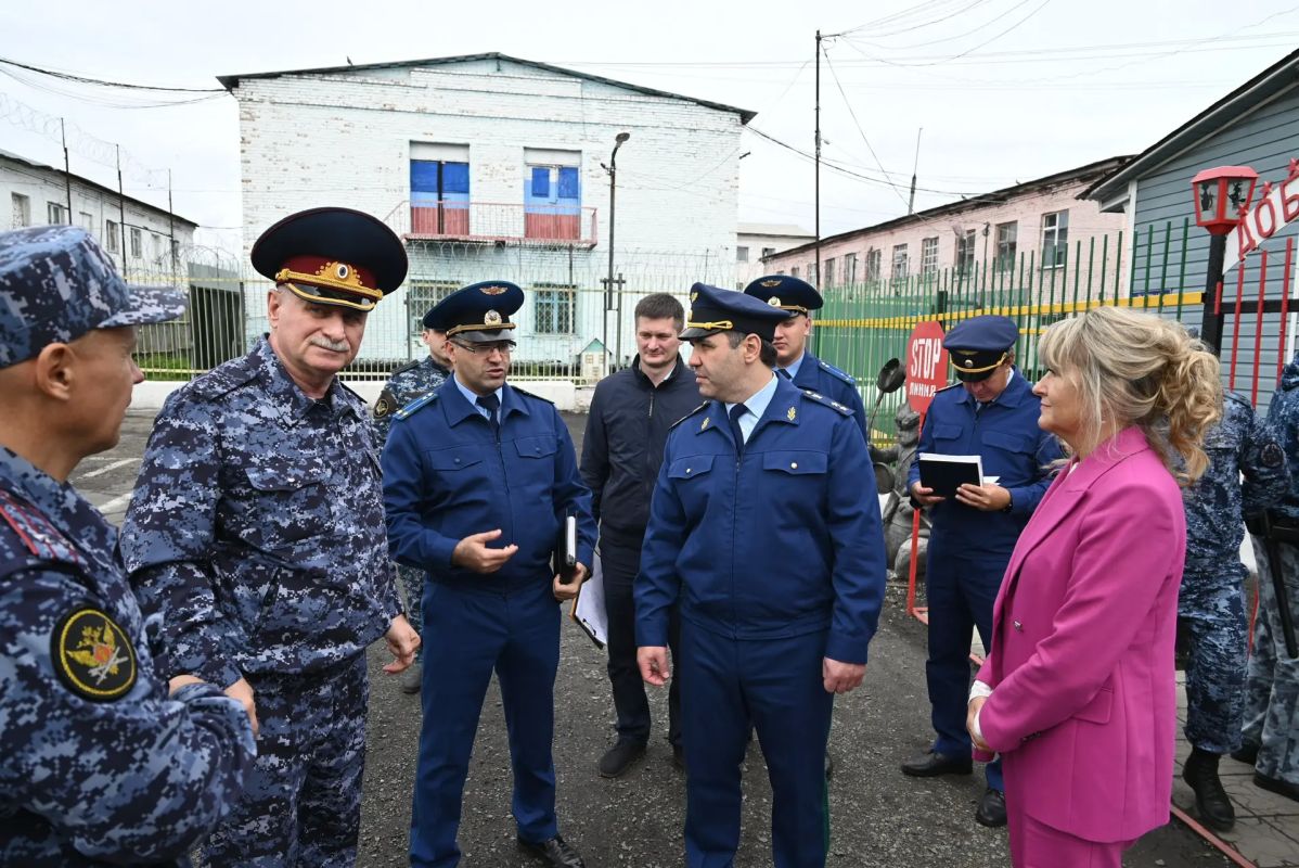 Прокурор Новосибирской области Александр Бучман с рабочим визитом посетил исправительную колонию строгого режима № 14, где подвел итоги проведенной проверки Прокурор Новосибирской области Александр Бучман с рабочим визитом посетил исправительную колонию строгого режима № 14, где подвел итоги проведенной проверки