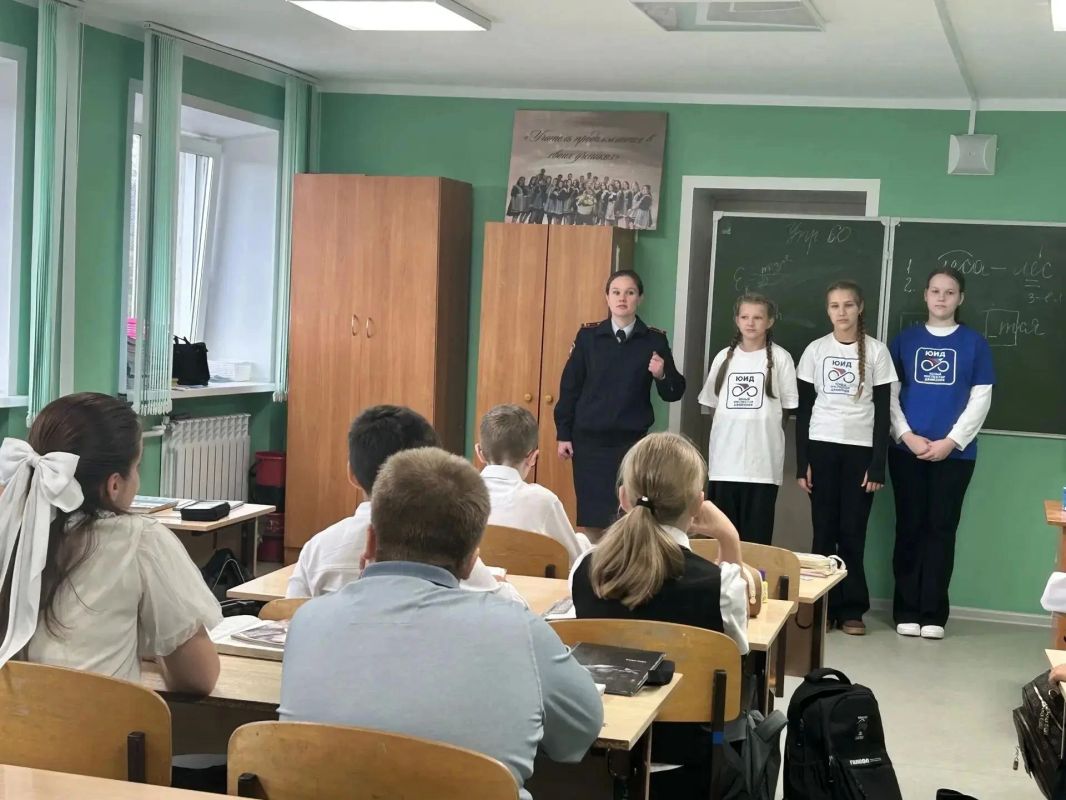 Сотрудники Госавтоинспекции совместно с отрядом юных инспекторов движения школы N°2 провели профилактическую беседу для учащихся младших классов Болотнинского района Сотрудники Госавтоинспекции совместно с отрядом юных инспекторов движения школы N°2 провели профилактическую беседу для учащихся младших классов Болотнинского района