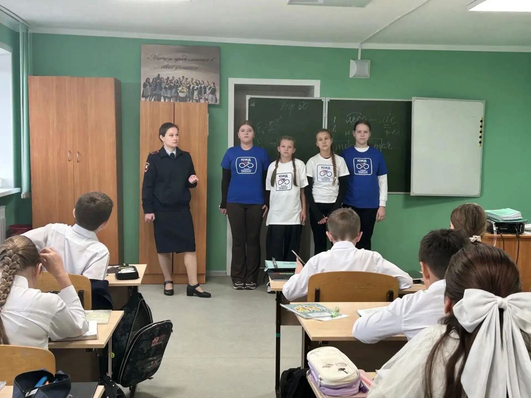 Сотрудники Госавтоинспекции совместно с отрядом юных инспекторов движения школы N°2 провели профилактическую беседу для учащихся младших классов Болотнинского района Сотрудники Госавтоинспекции совместно с отрядом юных инспекторов движения школы N°2 провели профилактическую беседу для учащихся младших классов Болотнинского района