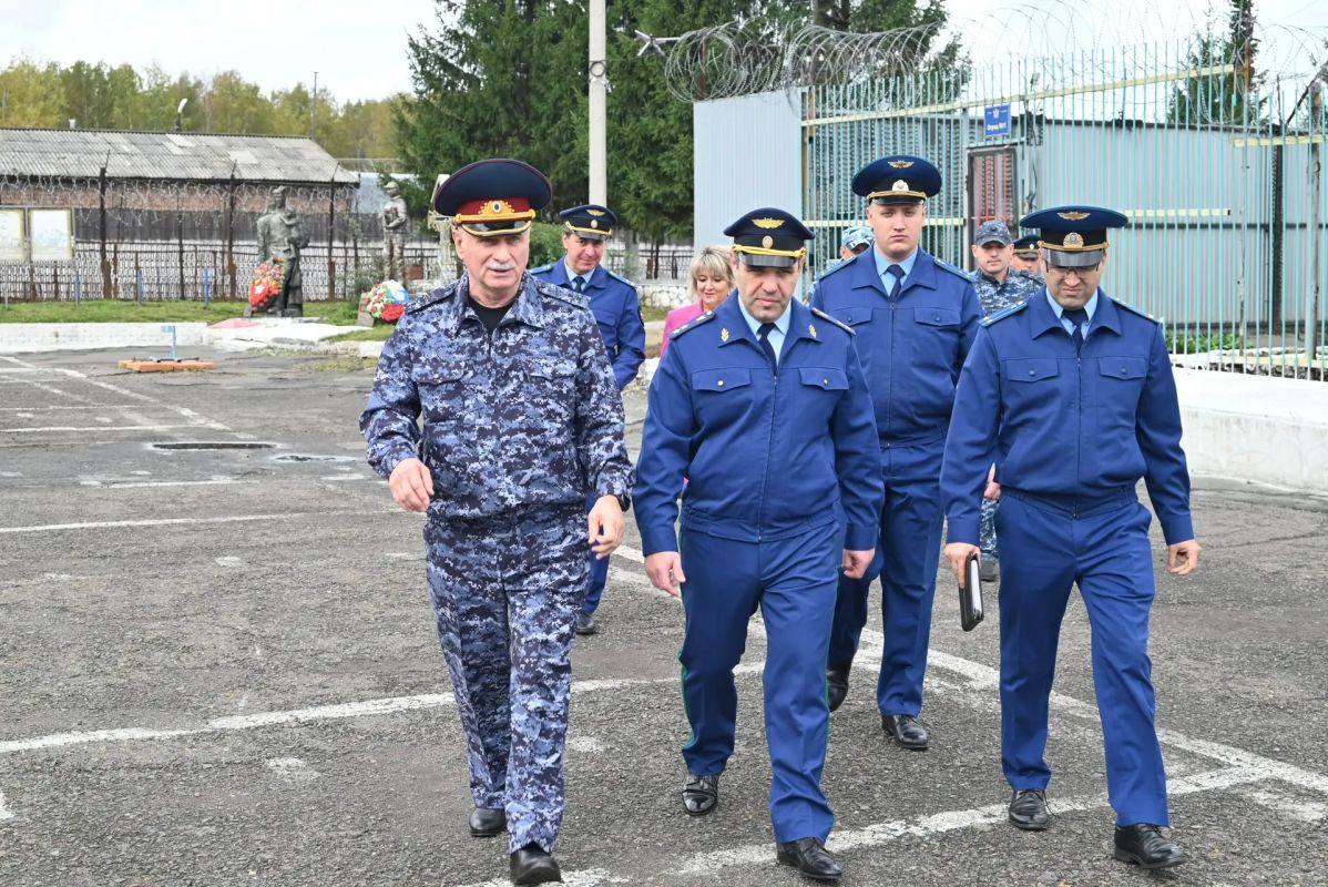 Прокурор Новосибирской области Александр Бучман с рабочим визитом посетил исправительную колонию строгого режима № 14, где подвел итоги проведенной проверки Прокурор Новосибирской области Александр Бучман с рабочим визитом посетил исправительную колонию строгого режима № 14, где подвел итоги проведенной проверки