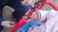 Малышка застряла пальцем в цепочке качелей