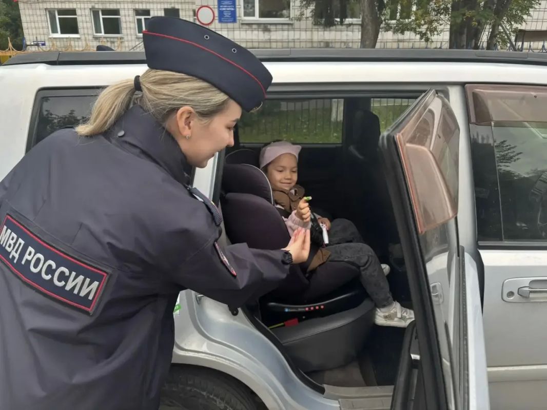 Сотрудники Госавтоинспекции города Новосибирска УМВД России по городу Новосибирску совместно с инспекторами подразделения по делам несовершеннолетних отдела полиции 9 "Первомайский" с воспитанниками и законными... Сотрудники Госавтоинспекции города Новосибирска УМВД России по городу Новосибирску совместно с инспекторами подразделения по делам несовершеннолетних отдела полиции 9 "Первомайский" с воспитанниками и законными...