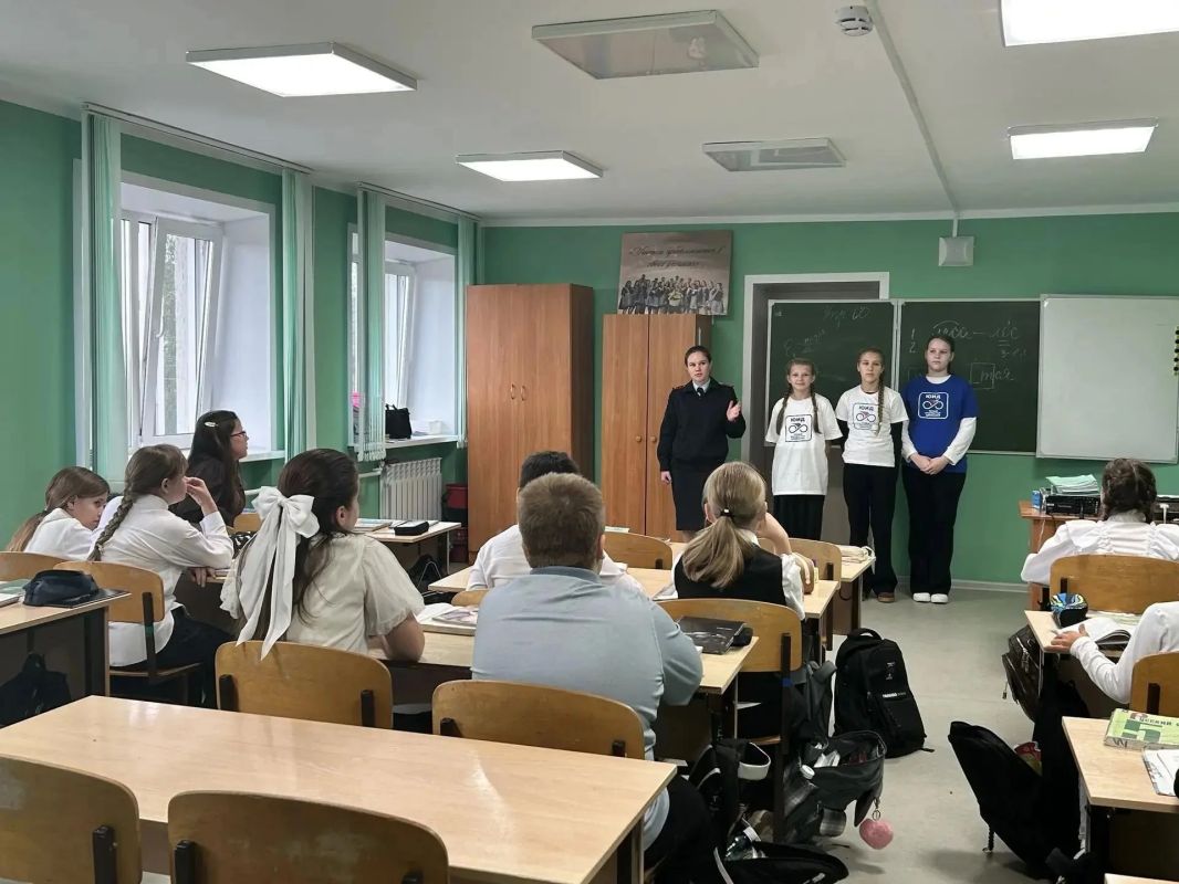 Сотрудники Госавтоинспекции совместно с отрядом юных инспекторов движения школы N°2 провели профилактическую беседу для учащихся младших классов Болотнинского района Сотрудники Госавтоинспекции совместно с отрядом юных инспекторов движения школы N°2 провели профилактическую беседу для учащихся младших классов Болотнинского района