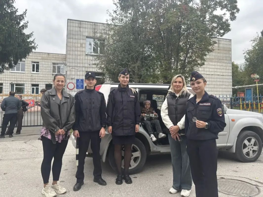 Сотрудники Госавтоинспекции города Новосибирска УМВД России по городу Новосибирску совместно с инспекторами подразделения по делам несовершеннолетних отдела полиции 9 "Первомайский" с воспитанниками и законными... Сотрудники Госавтоинспекции города Новосибирска УМВД России по городу Новосибирску совместно с инспекторами подразделения по делам несовершеннолетних отдела полиции 9 "Первомайский" с воспитанниками и законными...