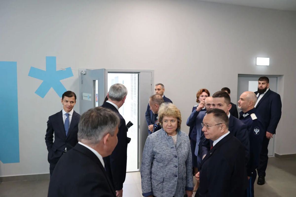 Министр строительства и ЖКХ РФ Ирек Файзуллин ознакомился с ходом строительства кампуса мирового уровня в Новосибирске Министр строительства и ЖКХ РФ Ирек Файзуллин ознакомился с ходом строительства кампуса мирового уровня в Новосибирске
