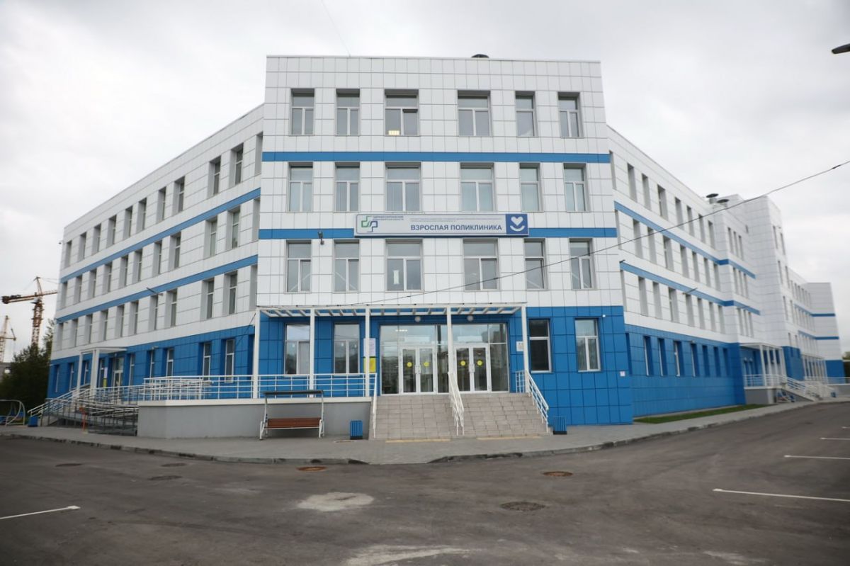 Дорогу и тротуары сделали у новой поликлиники №13 в Новосибирске Дорогу и тротуары сделали у новой поликлиники №13 в Новосибирске